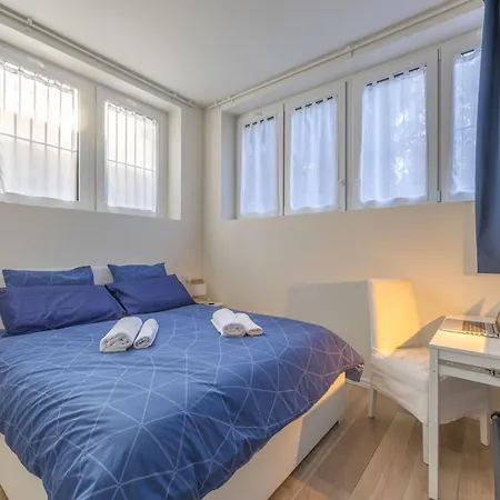 - San Siro Corner, With Private Parking Apartment